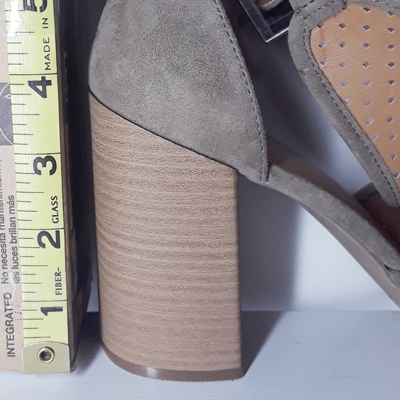 UNIVERSAL THREAD Hannah Perforated Laser Cut Stacked Ankle Strap Heel 9 NWT - Picture 8 of 9